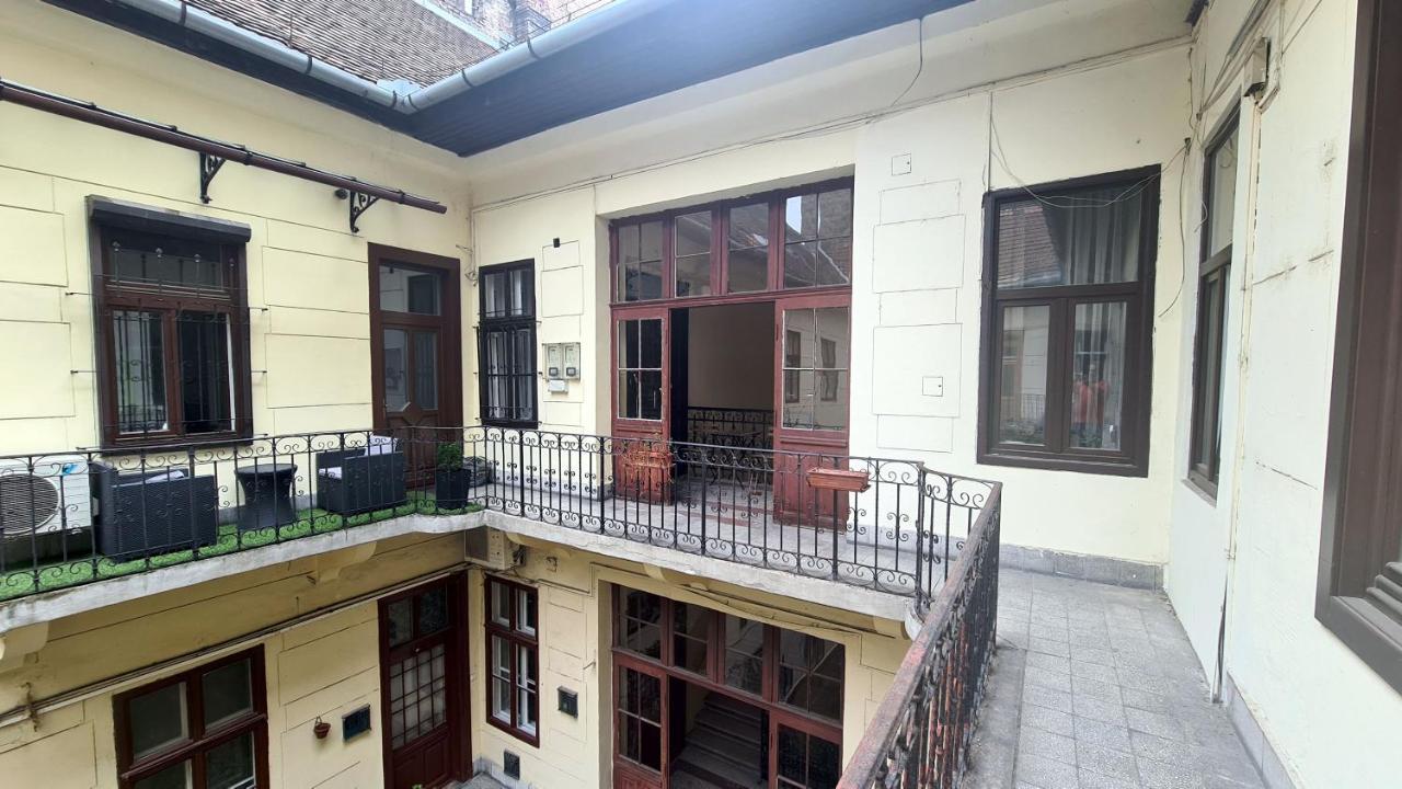 Downtown Akacfa Budapeste Exterior foto
