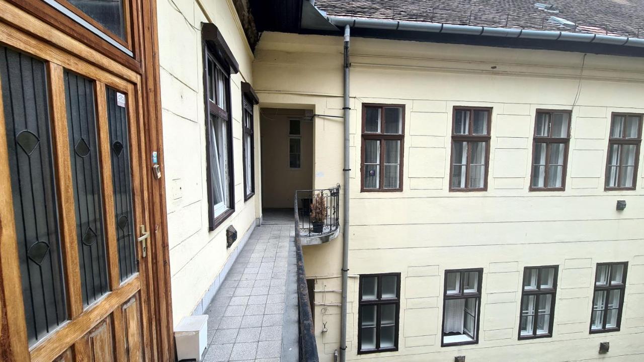 Downtown Akacfa Budapeste Exterior foto